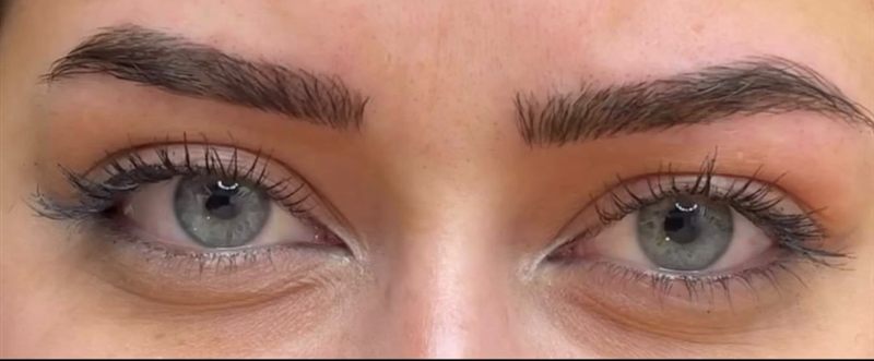 Microblading sonrası — doğal kıl tekniğiyle dolgun kaşlar